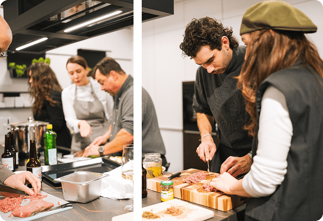 Eine Gruppe von Personen kocht in einer modernen Küche und bereitet verschiedene Zutaten vor.